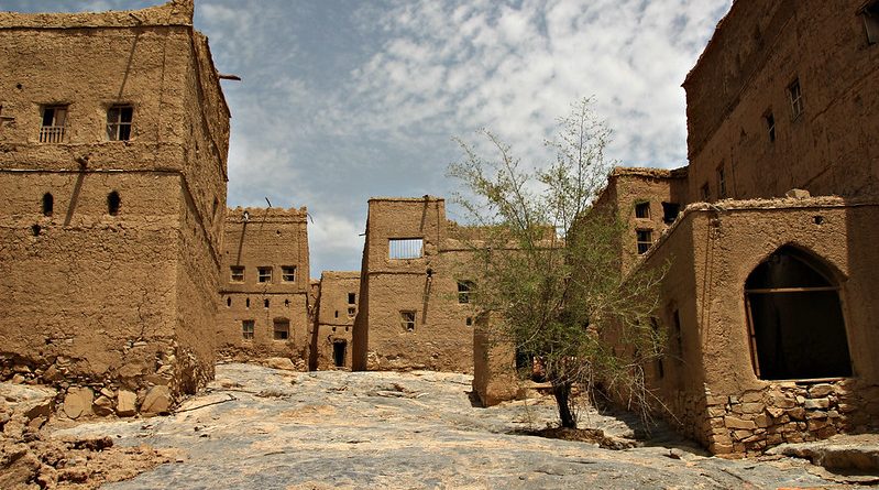 Un village omanais ancien adossé à la montagne, ses tours de guet encore debout