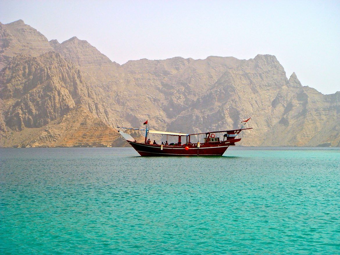 Un boutre traditionnel au mouillage dans un fjord du Musandam, au pied des montagnes