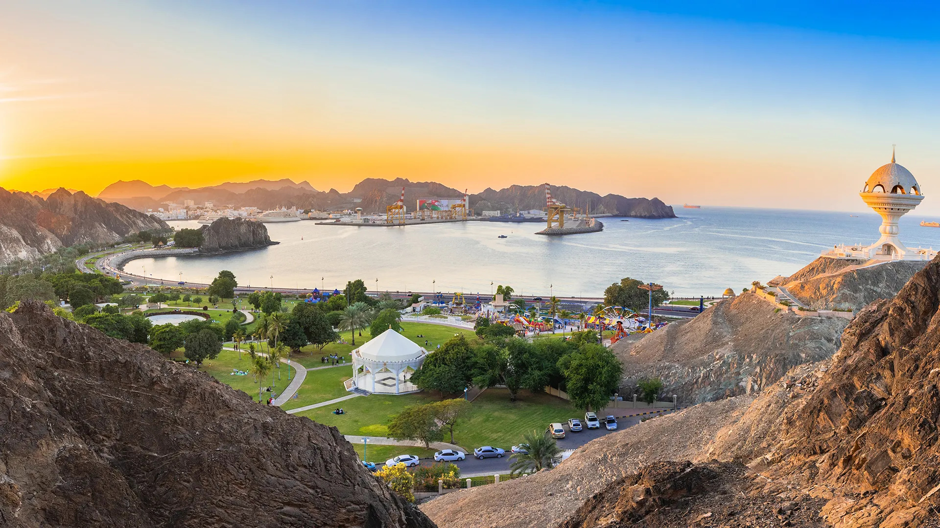 Mascate au coucher du soleil : la baie, les montagnes du Hajar et les boutres traditionnels